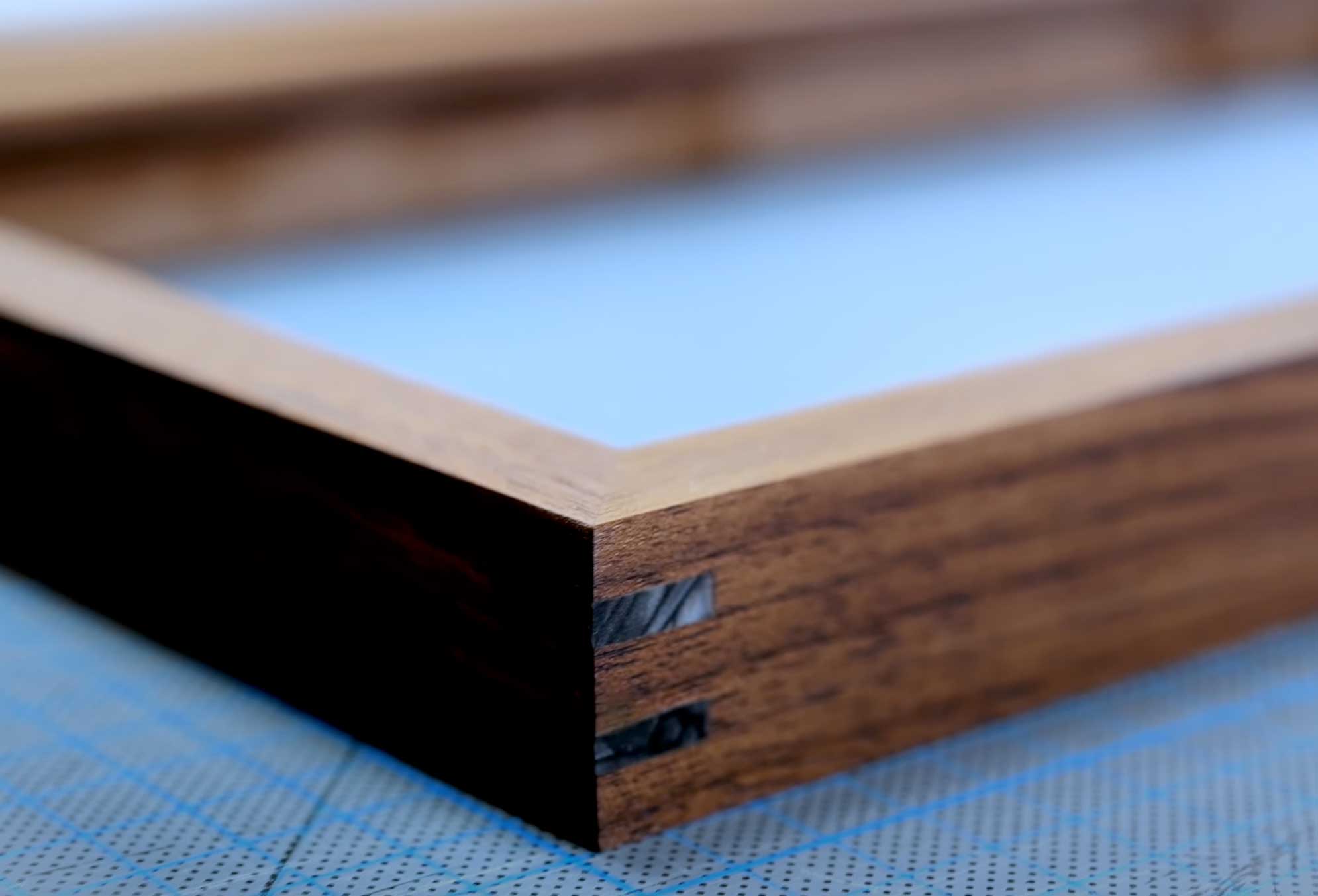 Carbon-kexade hörn i valnötsram